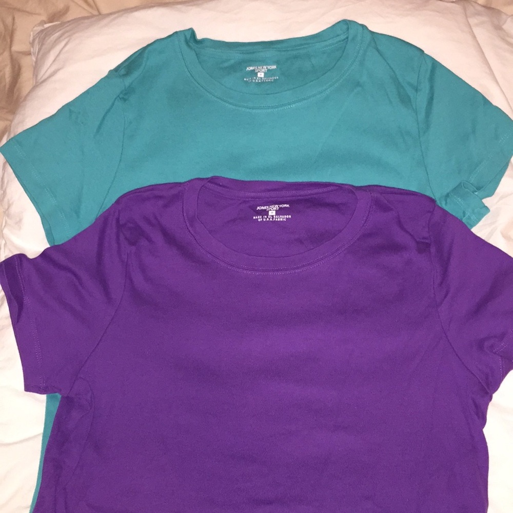 2 Jones New York Sport T-shirt’s short sleeve